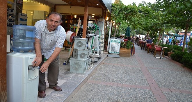 Yoldan geçenlere bedava su dağıtıyorlar...