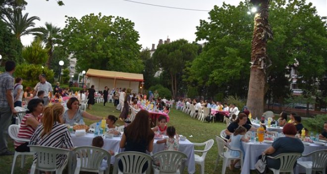 Yöneticiler yuvanın çocukları ile iftar yaptı