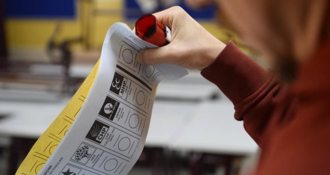YSK Oy Pusulası basmaya İzmir'de başladı