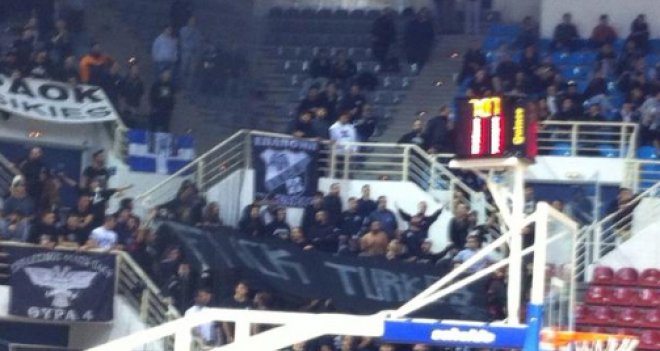 Yunanlı taraftarlardan Türkiye'ye küfürlü pankart