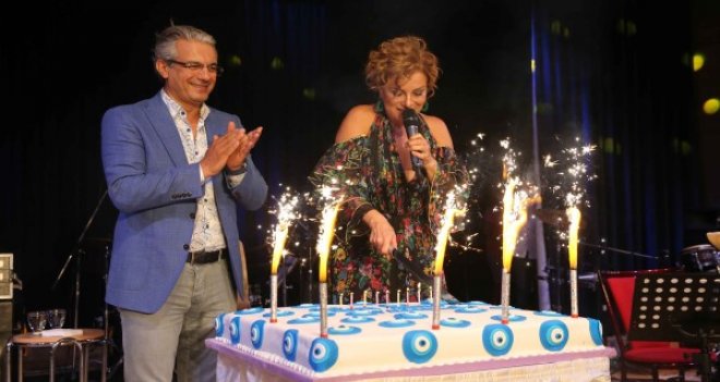 Zuhal Olcay doğum gününü yine Karşıyaka'da sahnede kutladı