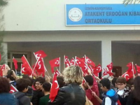  Atakent Erdoğan Kibarer Ortaokulu'nda bayrak töreni yeri değişti