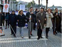 Görme engellilerden farkındalık yürüyüşü