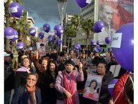  İzmirli kadınlar “mor balonlarla” sahaya indi 