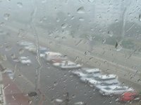 10 dakikalık yağmur yaşamı durdurdu...