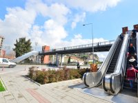 12 Üst geçite daha yürüyen merdiven ve asansör