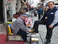 82 yaşındaki ''Nevzat Baba'' 30 yıldır aynı sokakta