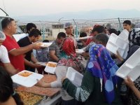 Ak Parti Karşıyaka'da sokak iftarları veriyor