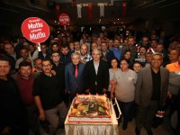 Akpınar işçilerle kucaklaştı