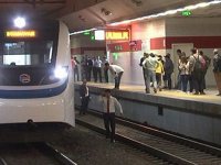 Alaybey İstasyonunda trenin önüne atladı... 