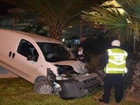 Alkollü sürücü, cami duvarına çarptı