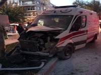 Ambulansla araç çarpıştı, 3 sağlıkçı yaralandı!