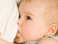 ANNELER BEBEKLERİNİ SEVEREK EMZİRMELİ