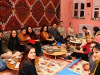 Aşçı yardımcılarından Karşıyaka Halk Eğitim ve İşkur'a yemek...