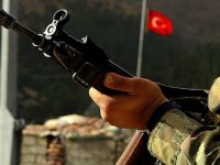 Asker nöbette iki arkadaşını vurdu...