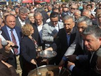 Aşure karmaya devam ediyorlar...