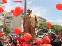 Atatürk’ün hediyesi, Atatürk heykeliyle taçlandı