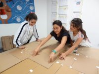 Atık kartonlardan kitaplık ürettiler