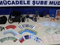 KARŞIYAKA'DAKİ BANKA ATM'SİNE KART KOPYALAMA SİSTEMİ YERLEŞTİRENLER YAKALANDI  