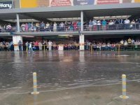 AVM'ye yıldırım düştü, 2 kişi yaralandı...