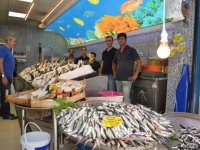 Balıklar tezgâhları süslüyor