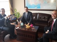 Banka Müdürü Kaymakam Yücel’e kumbara hediye etti