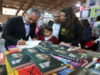 Başkan Akpınar kitabını imzaladı...