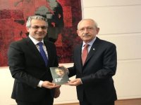 Başkan Akpınar, kitabını Kılıçdaroğlu'na hediye etti