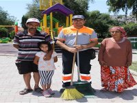 Başkan Akpınar'dan dürüst işçiye ödül