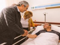 Başkan Akpınar, Bülent Tezcan'i hastanede ziyaret etti