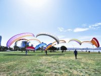 Bayraklı sahili, yamaç paraşütü pilotlarının da en gözde yeri