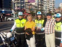 ''Beyaz Kırlangıçlar'' Karşıyaka'da yayaları bilgilendirdi