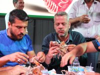 Bir tam oğlağı 10 dakikada yediler