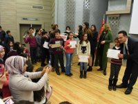 Bornova’da 400 öğrenci daha İngilizce eğitim belgelerini aldı