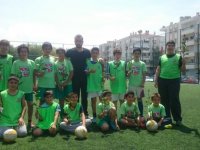 Bostanlısporlu futbolcular annelerine gül verdi...