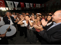 BÖYLE OLUR KARŞIYAKA'DA ROMAN DÜĞÜNÜ