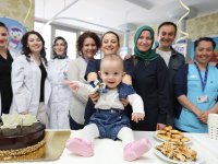 Bu kez küvöze değil kutlamaya geldi