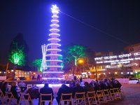 Bu yılbaşı ağacı kitaplardan oluşuyor