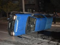 Buca'da askeri araç devrildi:2 asker yaralı