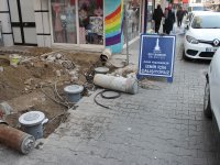 Büyükşehir Çarşı'daki bariyerleri yeniliyor