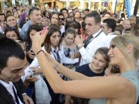 Çağla Şıkel, Karşıyakalılarla buluştu