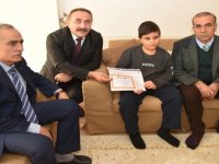 Camdan çocuğun karnesi Milli Eğitim Müdürü'nden