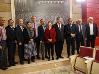 CHP İzmir Milletvekilleri ''İzmir Marşı''yla sahaya iniyor