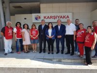 CHP'li Kılıç, Karşıyaka'da broşür dağıttı, seçim bildirgesi anlattı