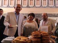 CHP'li Sertel kayıt oldu, boyoz-gevrek dağıttı