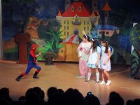 Çocuk tiyatroculardan yaşıtlarına anlamlı yardım