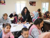 Cumhuriyet Mahalle Merkezi'nde okuma yazma kursu