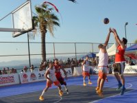 Dikili’de 3x3 sokak basketbolu maçları nefes kesti