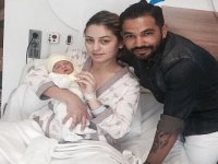 Doğan çiftini Alp sevince boğdu...