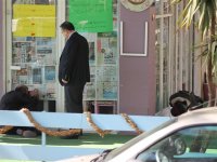 Dolandırıldığını öne süren esnaf cinnet getirdi, dükkanını yakmaya çalıştı